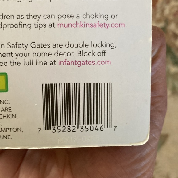 Safety lock multi-use.  Secure drawers, cabinets and most appliances. Munchkin - Picture 7 of 7